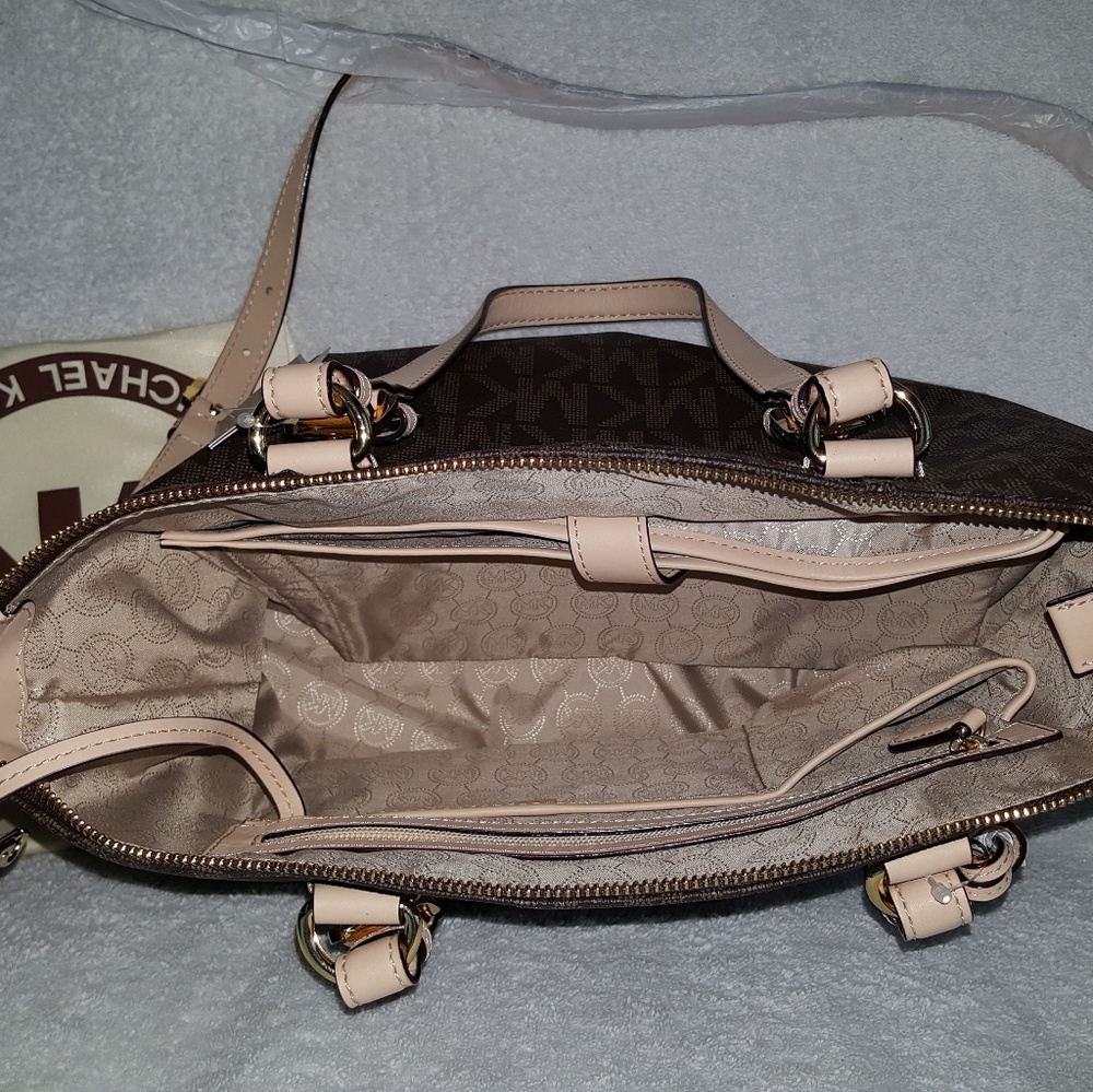 *SOLD* Michael Kors Jet Set Multifunction Satchel - Picture 5 of 8